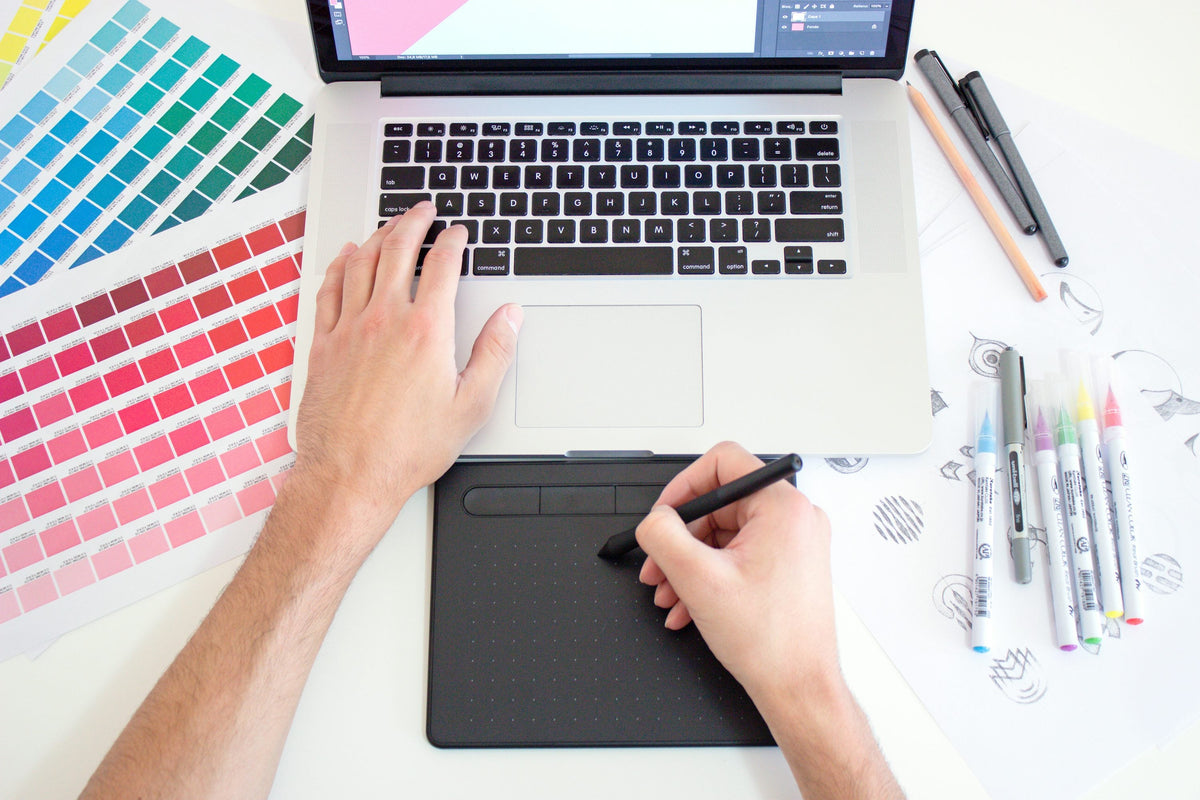 Canva — criação visual em workspace clean e tecnológico