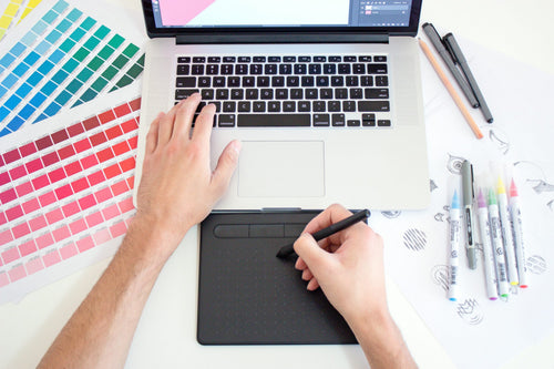 Canva — criação visual em workspace clean e tecnológico