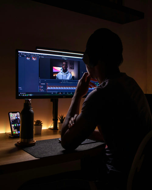 CapCut — edição de vídeo em ambiente tecnológico premium